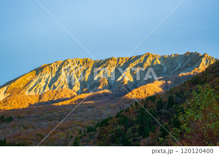日本の鳥取県の大山の美しい風景 日本の鳥取県の大山の美しい風景 120120400