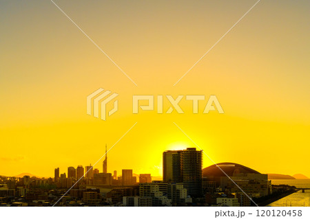 唐人町・大濠公園方面からの早良区百道浜、地行浜、福岡タワー　快晴な空の夕暮れ　黄金色シルエット影明 120120458