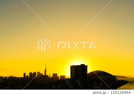 唐人町・大濠公園方面からの早良区百道浜、地行浜、福岡タワー 快晴な空の夕暮れ 黄金色シルエット中間色 唐人町・大濠公園方面からの早良区百道浜、地行浜、福岡タワー 快晴な空の夕暮れ 黄金色シルエット中間色 120120464