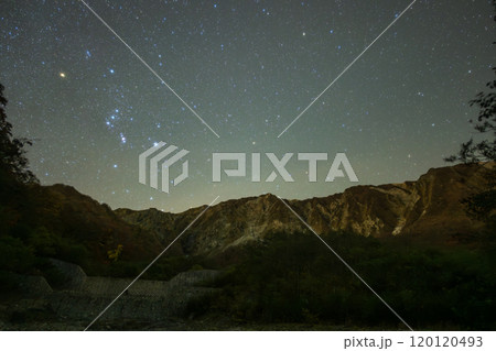 日本の鳥取県の大山の空に浮かぶ美しい星空 120120493