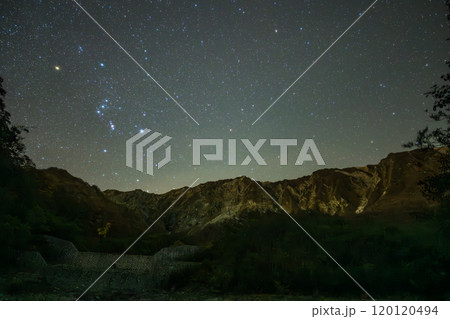 日本の鳥取県の大山の空に浮かぶ美しい星空 日本の鳥取県の大山の空に浮かぶ美しい星空 120120494