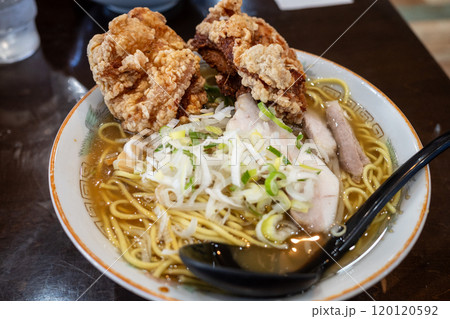 日本の鳥取県米子市のとても美味しい牛骨ラーメン 120120592