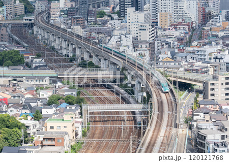 【東北新幹線】東京駅へ向かう新幹線 【東北新幹線】東京駅へ向かう新幹線 120121768