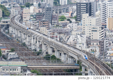 【北陸新幹線】高架区間で行き違う新幹線 【北陸新幹線】高架区間で行き違う新幹線 120121774