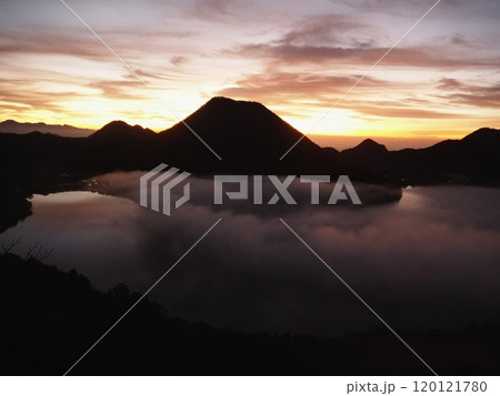 晩秋の榛名山の夜明け1 120121780