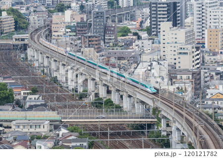 【東北新幹線】東京駅へ向かう新幹線 120121782