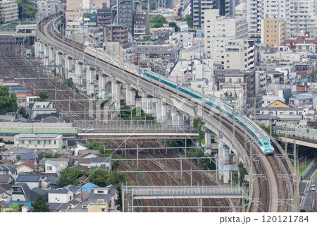 【東北新幹線】東京駅へ向かう新幹線 【東北新幹線】東京駅へ向かう新幹線 120121784