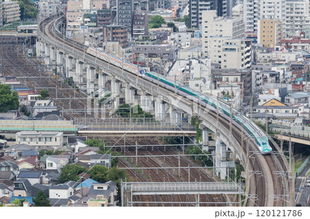 【東北新幹線】東京駅へ向かう新幹線 【東北新幹線】東京駅へ向かう新幹線 120121786