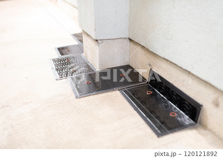 建築物の壁沿いに仕掛けられたネズミ捕り用粘着シート 120121892