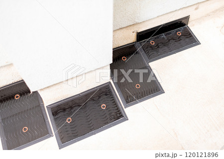 建築物の壁沿いに仕掛けられたネズミ捕り用粘着シート 120121896