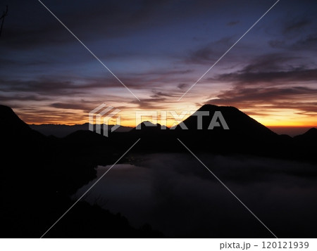 晩秋の榛名山の夜明け3 120121939