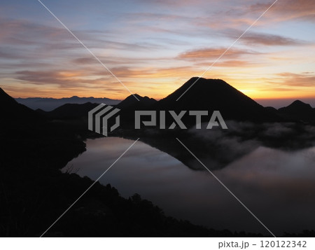 晩秋の日の出直前の榛名山と赤城山 120122342