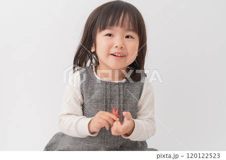 紅葉で遊ぶ女の子 120122523