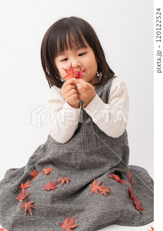 紅葉で遊ぶ女の子 紅葉で遊ぶ女の子 120122524