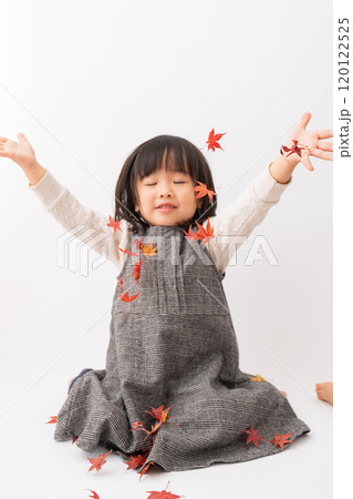 紅葉で遊ぶ女の子 120122525