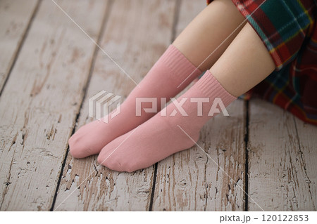 くつ下を履く若い女性の足元 120122853