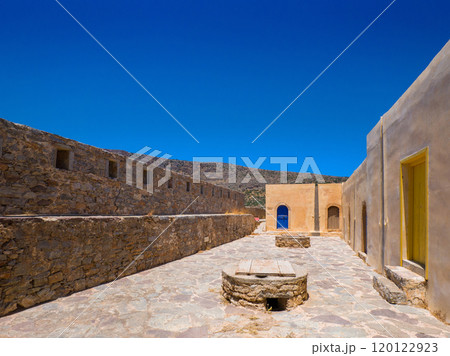 遺跡の中の井戸のある広場 (ギリシャ、クレタ島、スピナロンガ) 120122923