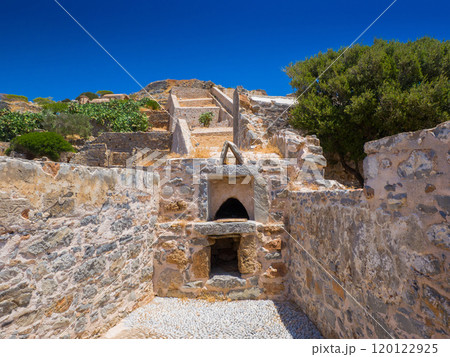 ヴェネツィア共和国時代の遺跡にある窯のようなもの (ギリシャ、クレタ島、スピナロンガ) ヴェネツィア共和国時代の遺跡にある窯のようなもの (ギリシャ、クレタ島、スピナロンガ) 120122925
