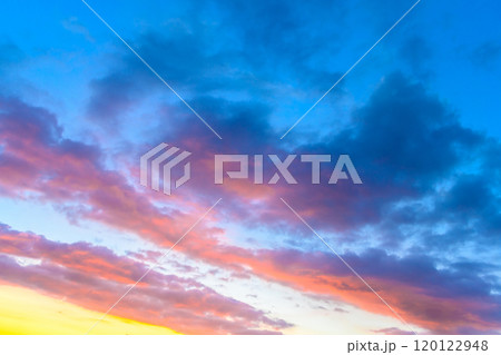 日没で夕焼けに染まる雲　夕暮れ　背景素材　バックグラウンド 120122948