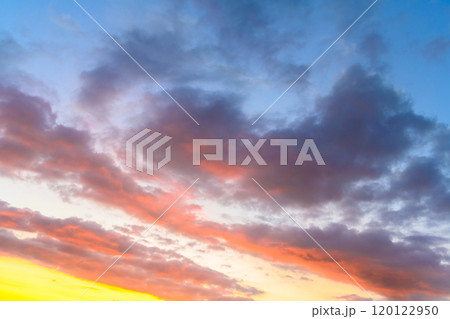 日没で夕焼けに染まる雲 夕暮れ 背景素材 バックグラウンド 日没で夕焼けに染まる雲 夕暮れ 背景素材 バックグラウンド 120122950