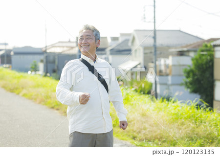 土手を元気にウォーキングするシニア　　 120123135