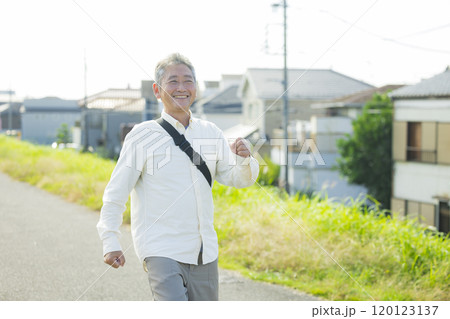 土手を元気にウォーキングするシニア 土手を元気にウォーキングするシニア 120123137