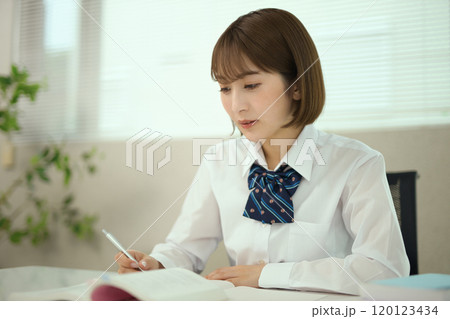 勉強する女子高生 120123434