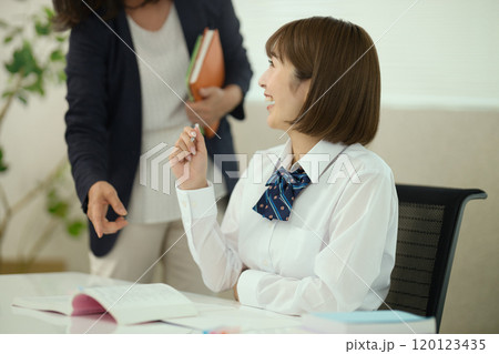 勉強を教わる女子高生と先生 120123435