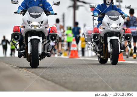 マラソン　白バイが先導する折り返しのトップランナー 120123950