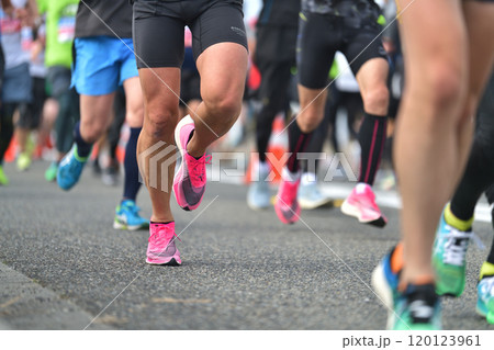マラソン　坂道を駆け抜けるマラソンランナーの足元 120123961
