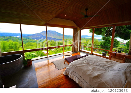 窓から見える美しい山々の風景 窓から見える美しい山々の風景 120123988