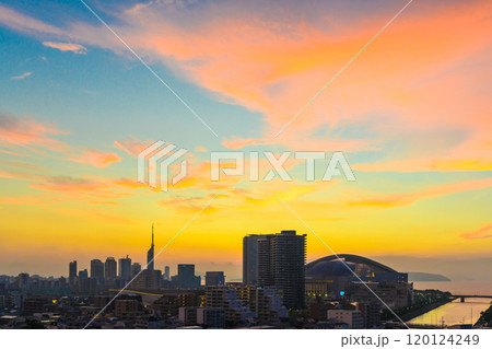 唐人町・大濠公園方面からの早良区百道浜、地行浜、福岡タワーのカラフルな夕暮れ パステル夕焼 唐人町・大濠公園方面からの早良区百道浜、地行浜、福岡タワーのカラフルな夕暮れ パステル夕焼 120124249