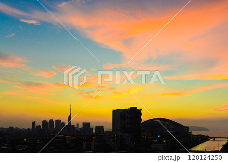 唐人町・大濠公園方面からの早良区百道浜、地行浜、福岡タワーのカラフルな夕暮れ　パステル夕焼シルエット 120124250