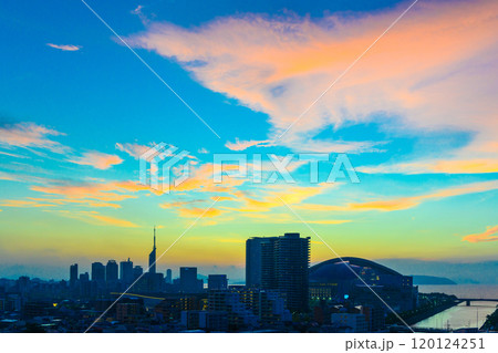 唐人町・大濠公園方面からの早良区百道浜、地行浜、福岡タワーのカラフルな夕暮れ　パステル水色濃 120124251