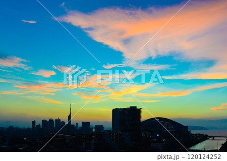 唐人町・大濠公園方面からの早良区百道浜地行浜、福岡タワーのカラフルな夕暮れ　パステル水色濃シルエット 120124252