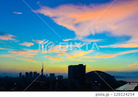 唐人町・大濠公園方面からの早良区百道浜、地行浜、福岡タワーのカラフルな夕暮れ パステル青色シルエット 唐人町・大濠公園方面からの早良区百道浜、地行浜、福岡タワーのカラフルな夕暮れ パステル青色シルエット 120124254