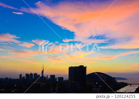 唐人町・大濠公園方面からの早良区百道浜、地行浜、福岡タワーのカラフルな夕暮れ パステル青赤シルエット 唐人町・大濠公園方面からの早良区百道浜、地行浜、福岡タワーのカラフルな夕暮れ パステル青赤シルエット 120124255