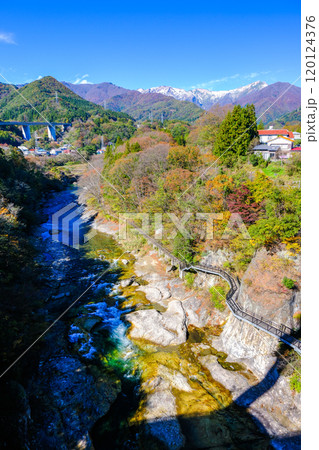 秋の諏訪峡と谷川岳（縦） 120124376