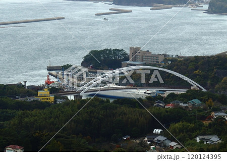 壱岐島の郷ノ浦港と郷ノ浦大橋の町並み 120124395