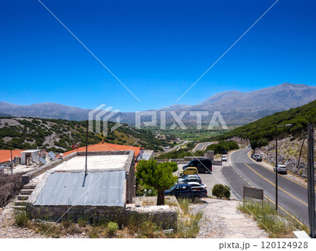 ギリシャの高原から見下ろす風景 (クレタ島、ラシティ高原) 120124928