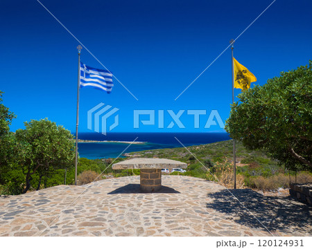 海風に靡くギリシャ国旗と双頭の鷲の旗 (ギリシャ、クレタ島、コロキタ) 120124931