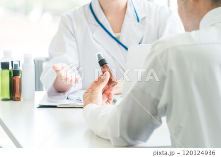 医薬品を勧める医師・医者と患者の中高年男性(服薬指導・薄毛治療・AGA・薬剤) 医薬品を勧める医師・医者と患者の中高年男性(服薬指導・薄毛治療・AGA・薬剤) 120124936