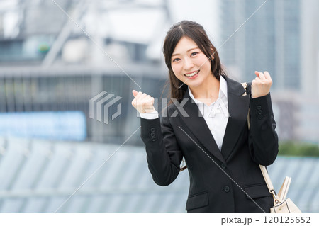 ガッツポーズする若いビジネスウーマン 120125652