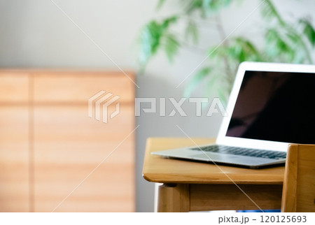 テーブルに置かれたノートパソコン 120125693