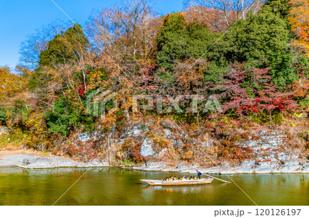 埼玉・長瀞渓谷 紅葉に染まる岩畳と荒川の渓流 埼玉・長瀞渓谷 紅葉に染まる岩畳と荒川の渓流 120126197