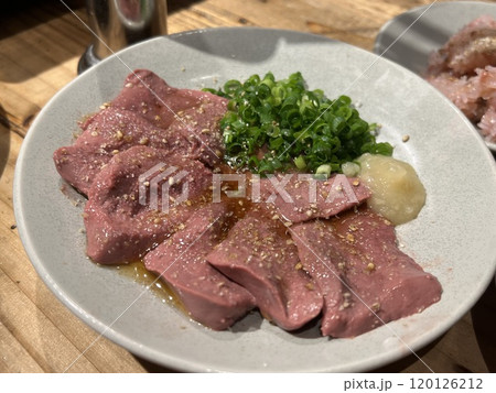 低温調理された新鮮で美味しそうなレバ刺し 120126212