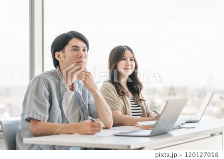 大学の授業・学校で講義を受ける大学生（高校生・学生・塾・予備校・職業訓練校） 120127018