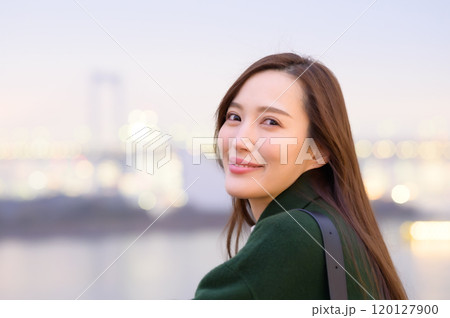 冬のお台場の夜景を楽しむ女性 冬のお台場の夜景を楽しむ女性 120127900