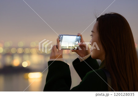 冬のお台場の夜景をスマホで撮影する女性 120128035