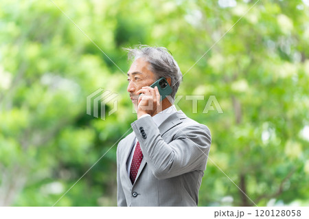 ビジネス シニア男性 スマホ ビジネス シニア男性 スマホ 120128058